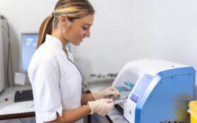 Laborassistentin Mit Blutgasanalyse Gerät