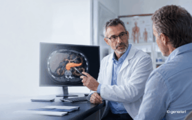 KI generiert - Arzt erklärt einem Patienten anhand einer medizinischen Aufnahme die Bauchspeicheldrüse auf einem Monitor