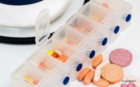KI generiert - Tabletten und Kapseln neben einer Medikamentenbox.